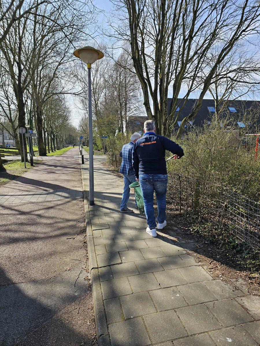 VVDLelystad's tweet photo. Vandaag is het Nationale #Opschoondag! Wij hielpen een handje bij de opruimactie van Stichting #LelystadSchoon in de Waterwijk. Raadsleden @Eelcos71 en @MartenTilstra verzamelden in een uurtje 4 zakken zwerfafval. Goed initiatief! #schoon #opruimen #zwerfafval #gezellig https://t.co/Yx0rb8boJ4