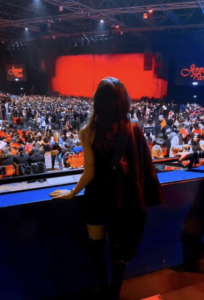 ayirosie's tweet image. @lakompaake 

#JENNIEinParis #RUBY #RubyExperienceParis