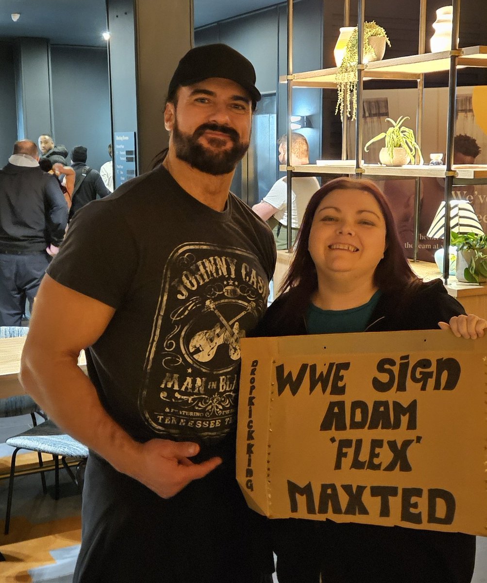 KOFI4WHC's tweet photo. Can't wait for tonight's #WWEBelfast show! #SignAdamFlexMaxted @DMcIntyreWWE agrees @AdamMaxted 😀 https://t.co/HUA5316r3A