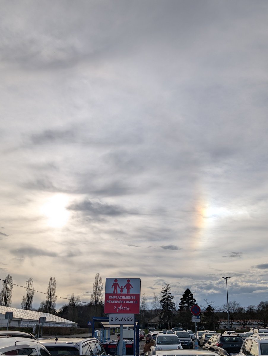 cedclement's tweet image. Hello @KeraunosObs @MeteoFrComtoise pouvez-vous m'expliquer ce phénomène ?
J'avais l'impression que nous avions deux soleils