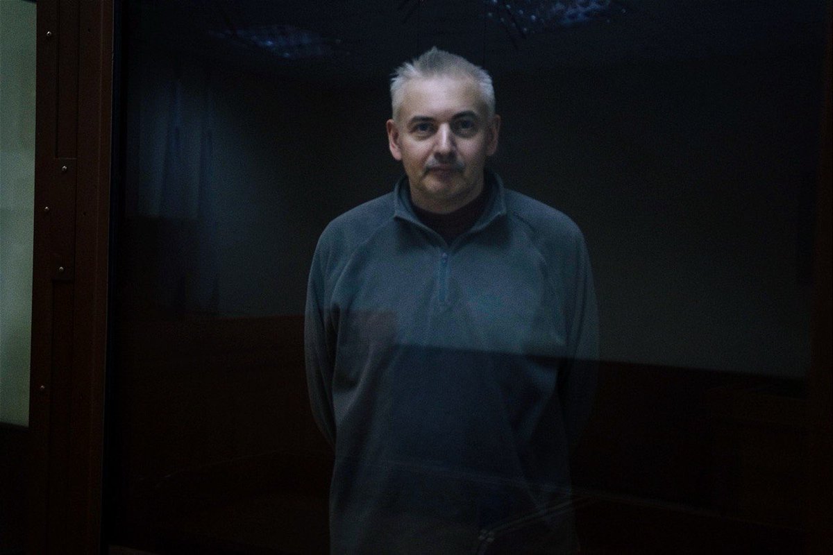 Наталья — жена политзаключенного Евгений Мищенко. Она просит о помощи. Евгений — волонтер Немцова моста, сидит в сизо с 2023 года. 

Нужны деньги на передачки и вообще на жизнь. У Натальи — сложное аутоиммунное заболевание и ревматоидный артрит, ей сейчас сложно с работой.