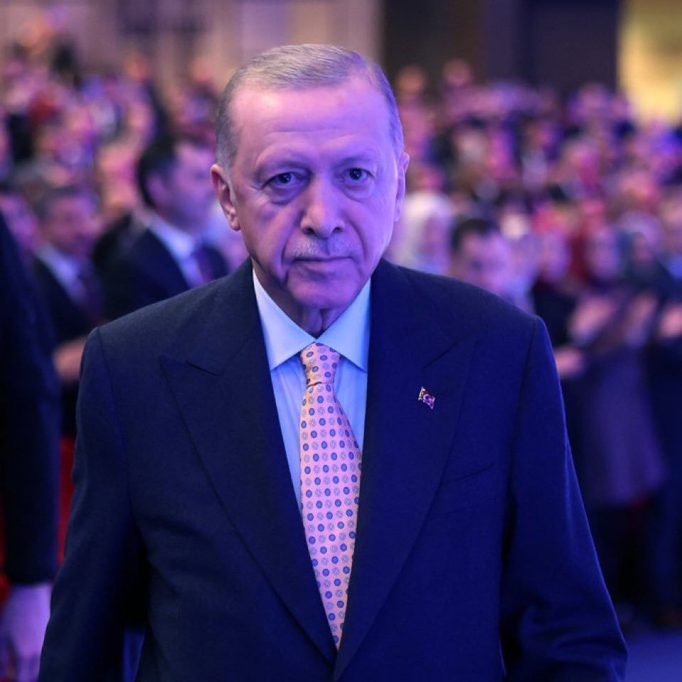 Cumhurbaşkanı Erdoğan:

"CHP, bir avuç belediye soyguncusunu aklayan bir aparata dönüşmüştür.

Bırakalım tarafsız yargımız kararını versin."