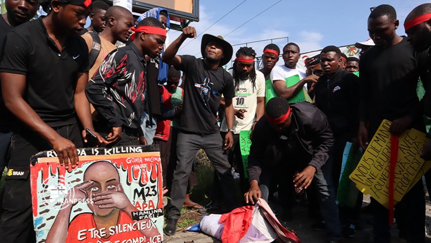 Katsuva_R's tweet photo. Une femme qui brandit une pancarte anti-M23 à Goma ? Voici comment les journalistes  @EdmondIzuba1 et @YvesBuya1 ont publié une infox sans vérifier...

Cette photo date de février 2024. C'était lors d'une manifestation contre la communauté internationale et son silence face à la guerre du M23.
Des "journalistes" de Kinshasa affirment faussement que cette jeune femme a fait cette photo aujourd'hui à Goma, sous occupation du M23.

Voici d'autres photos de la même journée, le 20 février 2024 ! La même femme est visible avec mes mêmes habits !

Quand j'enseigne aux journalistes le fact-checking, je leur rappelle toujours que les faits et la vérité ne doivent jamais êtres altérés. Même si c'est pour faire du journalisme "patriotique", un concept développé par des fanatiques payés par le gouvernement afin de propager des fakenews, disant que c'est cela la guerre médiatique. 

CES PHOTOS DATENT DU 20 FÉVRIER 2024 !

Quand je deconstruis ainsi des fake news, on dit que je suis traître ou Rwandais. Or je ne fais que mon travail.
