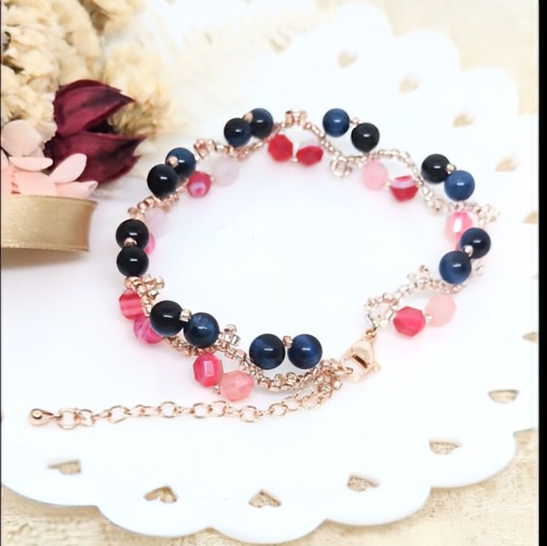 ブルータイガーアイ・ピンクストライプアゲートをピンクゴールドのシードビーズで編み込んでいます✨
天然石がころん💞としていて、可愛らしい商品となっています🥰
minne▶minne.com/@yumemitamago
 #ハンドメイドアクセサリー
 #天然石
 #天然石アクセサリー
 #天然石ブレスレット
 #minneで販売中