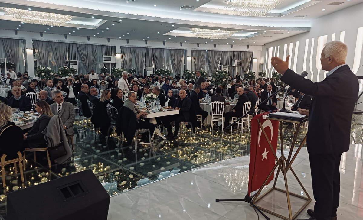 Mübarek Ramazan ayının bereketi ve birlik ruhuyla birlikte dostlarımızla iftarda bir araya geldik. Başta Ankara olmak üzere Türkiye’nin pek çok yerinden gelen dava ve yol arkadaşlarımızla soframızı paylaştık, sohbet ettik, dertleştik. Ülkemizin içinde bulunduğu olağanüstü