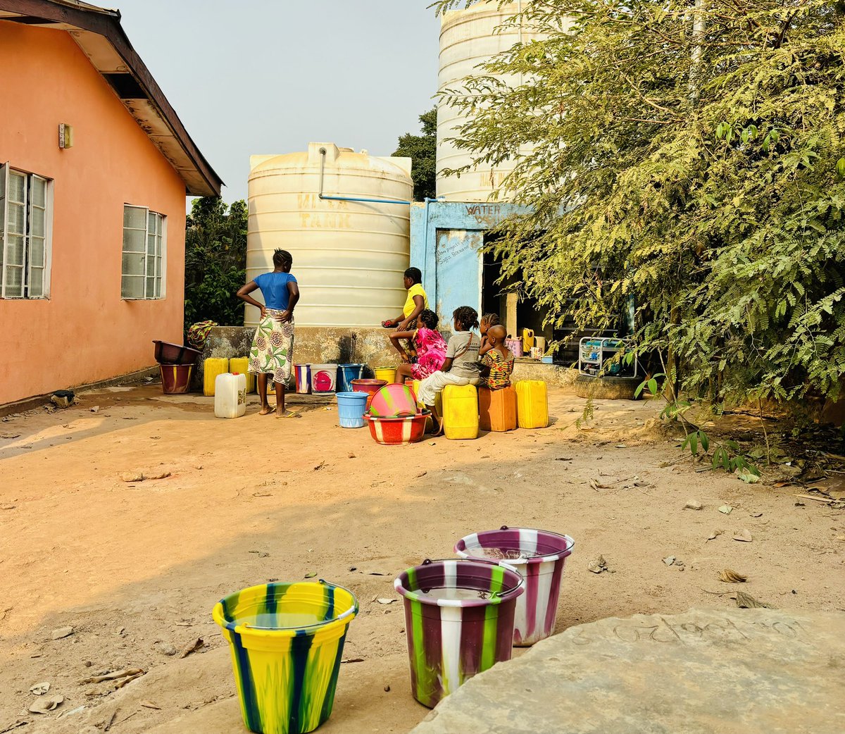 JenebaProject's tweet photo. The Sengbe Pieh Academy provides 10,000 liters of water daily to Robis Village in Lungi, Sierra Leone - demand increases during the fast month period.

Please support our work by donating to https://t.co/WgGRUr7lSr https://t.co/Z4AYcDgGCA