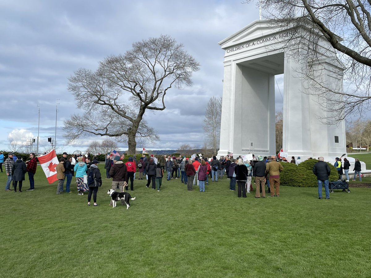 AnnieTodd96's tweet photo. Folks have gathered at Peace Arch Park in Blaine to show solidarity with Canadian neighbors as tensions between the US and Canada have increased over the past few months.  Honks from vehicles and waves from passengers crossing the borders. https://t.co/z3tabccckc