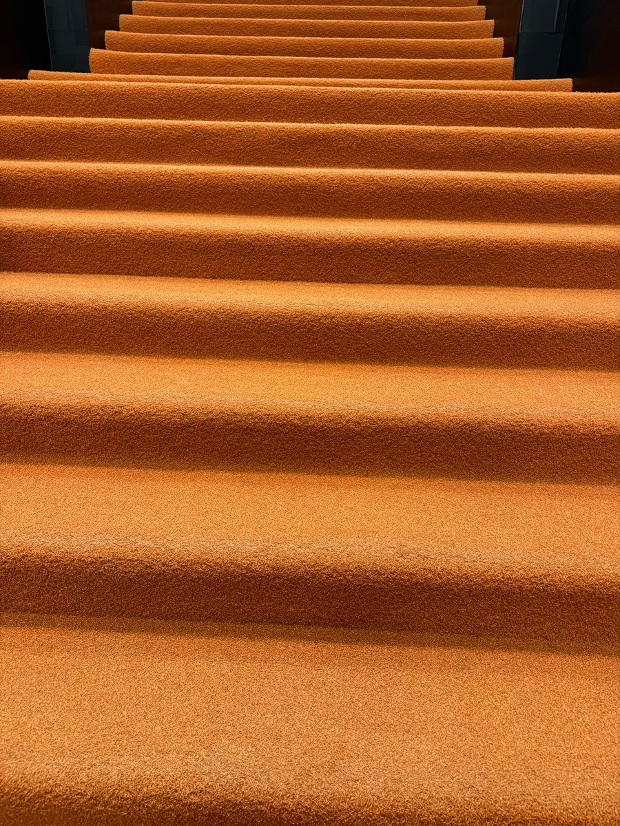 Oranje loper uitgerold in spelerstunnel Mestalla.