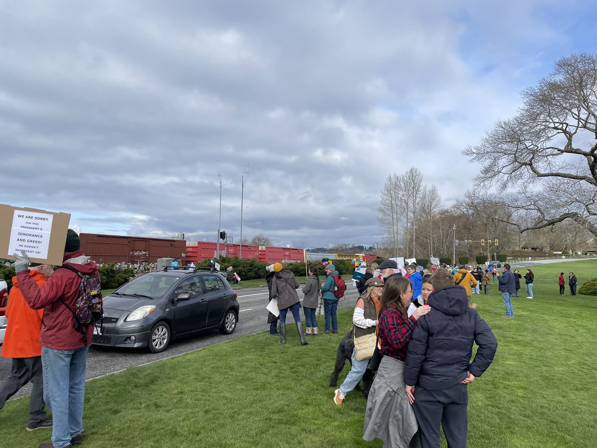 AnnieTodd96's tweet photo. People have also lined up near the road that goes into the US to share messages of solidarity https://t.co/lpQaBcLQMJ