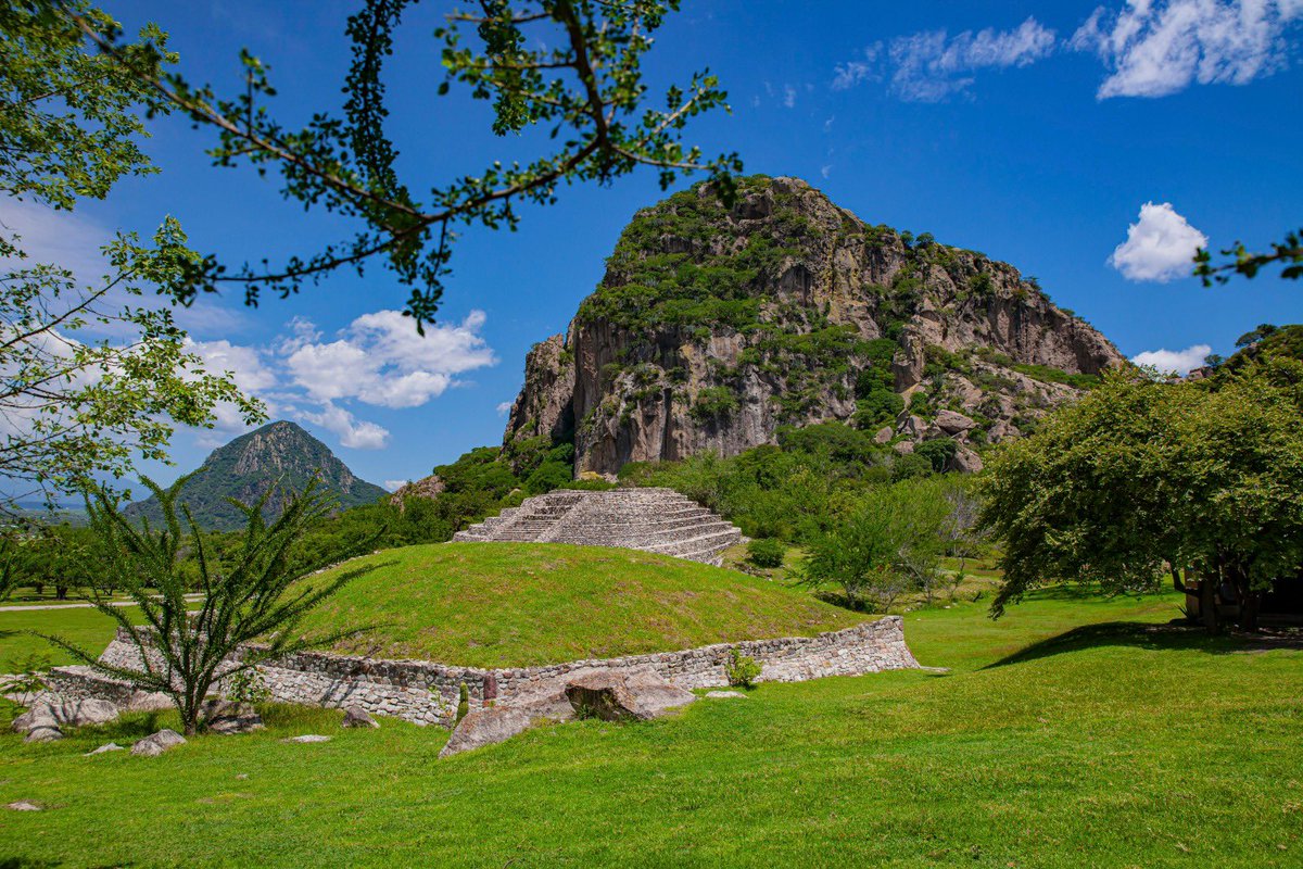 VOMNoticias's tweet photo. CELEBRAN EQUINOCCIO DE PRIMAVERA EN MORELOS

Zonas arqueológicas como Xochicalco, Chalcatzingo y Coatetelco fueron punto de encuentro para cientos de visitantes que disfrutaron del equinoccio de primavera en Morelos. La combinación de cultura, naturaleza y actividades turísticas fortaleció la economía local y promovió un turismo responsable.

El secretario de Turismo, Daniel Altafi Valladares, destacó la importancia de redescubrir las raíces culturales y fomentar un turismo con identidad y respeto. Además de ceremonias simbólicas y muestras artesanales, los asistentes participaron en actividades ecoturísticas y experiencias gastronómicas.

La celebración reafirma a Morelos como “La primavera de México”, un destino donde florecen la cultura y la naturaleza.