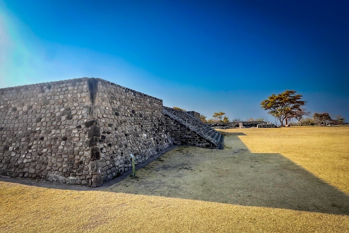 VOMNoticias's tweet photo. CELEBRAN EQUINOCCIO DE PRIMAVERA EN MORELOS

Zonas arqueológicas como Xochicalco, Chalcatzingo y Coatetelco fueron punto de encuentro para cientos de visitantes que disfrutaron del equinoccio de primavera en Morelos. La combinación de cultura, naturaleza y actividades turísticas fortaleció la economía local y promovió un turismo responsable.

El secretario de Turismo, Daniel Altafi Valladares, destacó la importancia de redescubrir las raíces culturales y fomentar un turismo con identidad y respeto. Además de ceremonias simbólicas y muestras artesanales, los asistentes participaron en actividades ecoturísticas y experiencias gastronómicas.

La celebración reafirma a Morelos como “La primavera de México”, un destino donde florecen la cultura y la naturaleza.