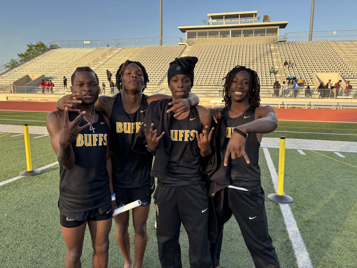 ZionQetlah's tweet image. 3rd leg of the 4x400m today—came in with a 48 split, made my move at 150m, and closed strong to push us to #1 in the nation. That last kick felt perfect, and I’m just getting started. Big things ahead! #trackandfield #fasttimes #teamwork #AGTG #openforrecruitment