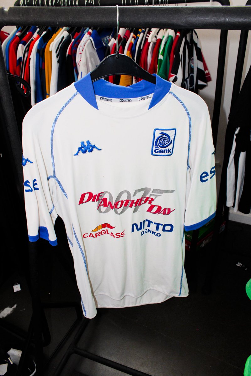 classicsoccerjs's tweet image. Love a one-off shirt sponsor !

@KRCGenkofficial 2002-03