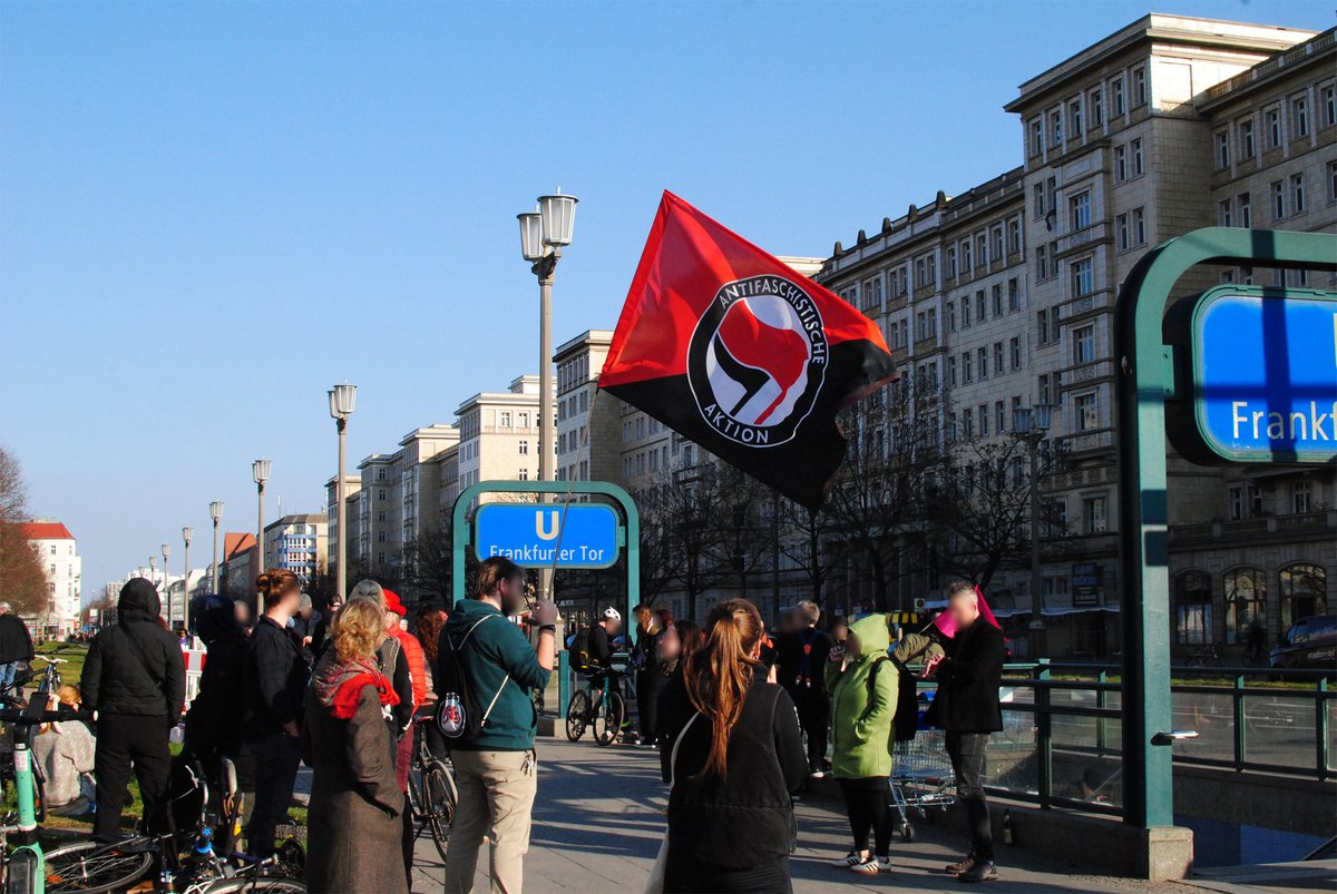berlin_streets's tweet photo. Danke an alle in #Friedrichshain! Danke #Antifa! #b2203 https://t.co/NDbmEcz7oC