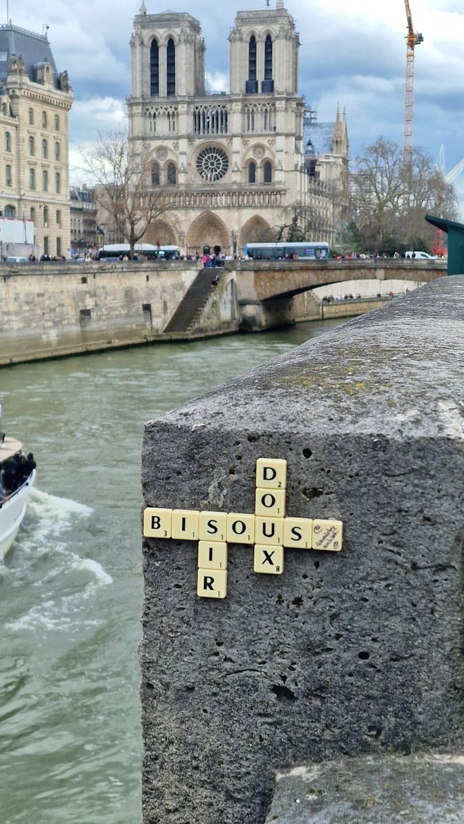 Sous le ciel de Paris s’envole une chanson...