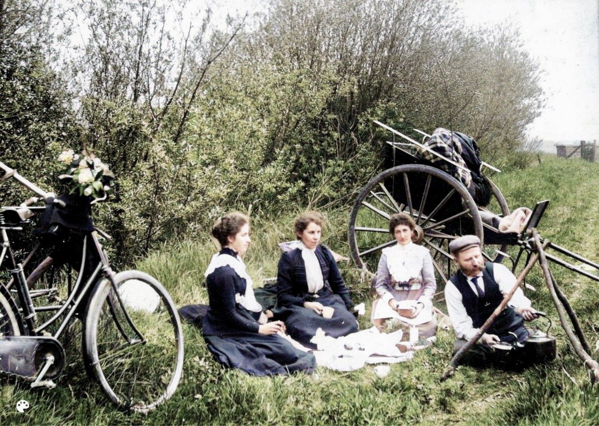 A summer’s picnic.
I’ve colourised this early 20th century photo from our ‘John Wilson Collection’ for you.
It may have been taken at Sudbrooke or Hackthorne.