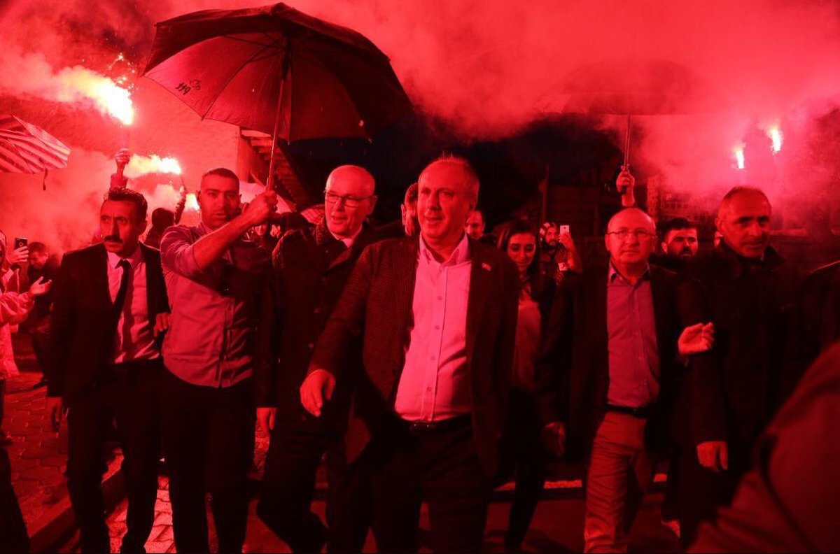 Muharrem İnce saraçhane'de. 
Mekanın sahibi geldi.
#Çağlayan 
#taksin