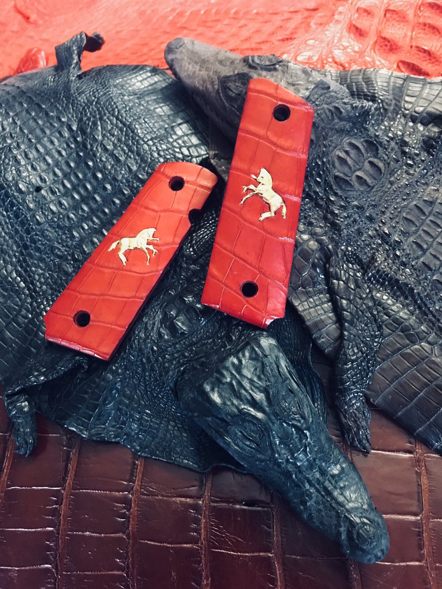 BrowneWorks's tweet image. Gator skin grips with Colt medallions inlaid.