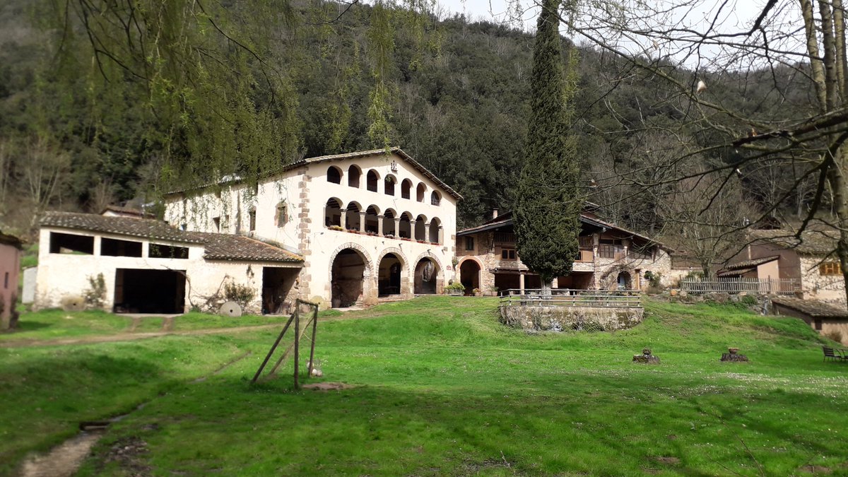 La sòbria elegància de les grans masies garrotxines. Aquesta, a la vall de Bianya, ha esdevingut, com tantes altres, un equipament de turisme rural, per poder-la mantenir. I si el nostre Govern <a href="/agriculturacat/">Agricultura</a>  donés les facilitats que dona el francès als 'produits du terroir'?