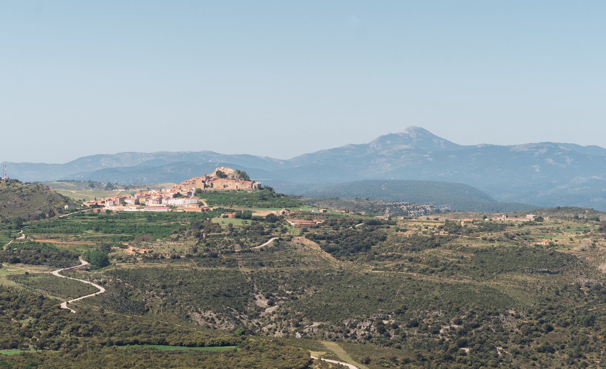 benassalencant's tweet photo. L'escriptor Pedro Luis Bellés va crear la novel·la #SusurrosDeAgua, ambientada a la #FontdEnSegures i al Montcàtil, uns llocs per on veiem trobar-se els personatges de diversa procedència i classe, durant el convuls segle XX.
Voleu passejar pels llocs de la novel·la?
#Benassal https://t.co/rDxeanaEEI