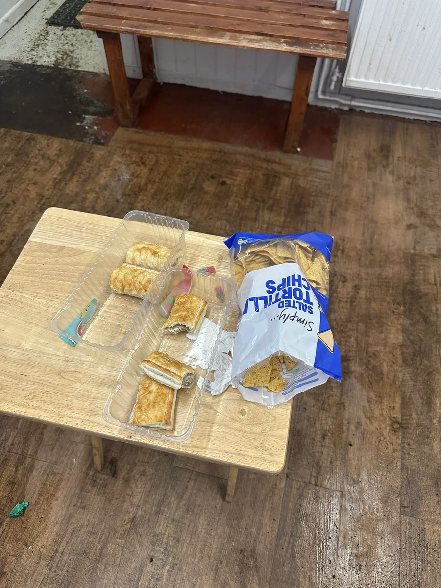 No half time drinks, 10 different lino’s throughout the game and this monstrosity of after game food in the changing room. Cheers for the points lads 🤝