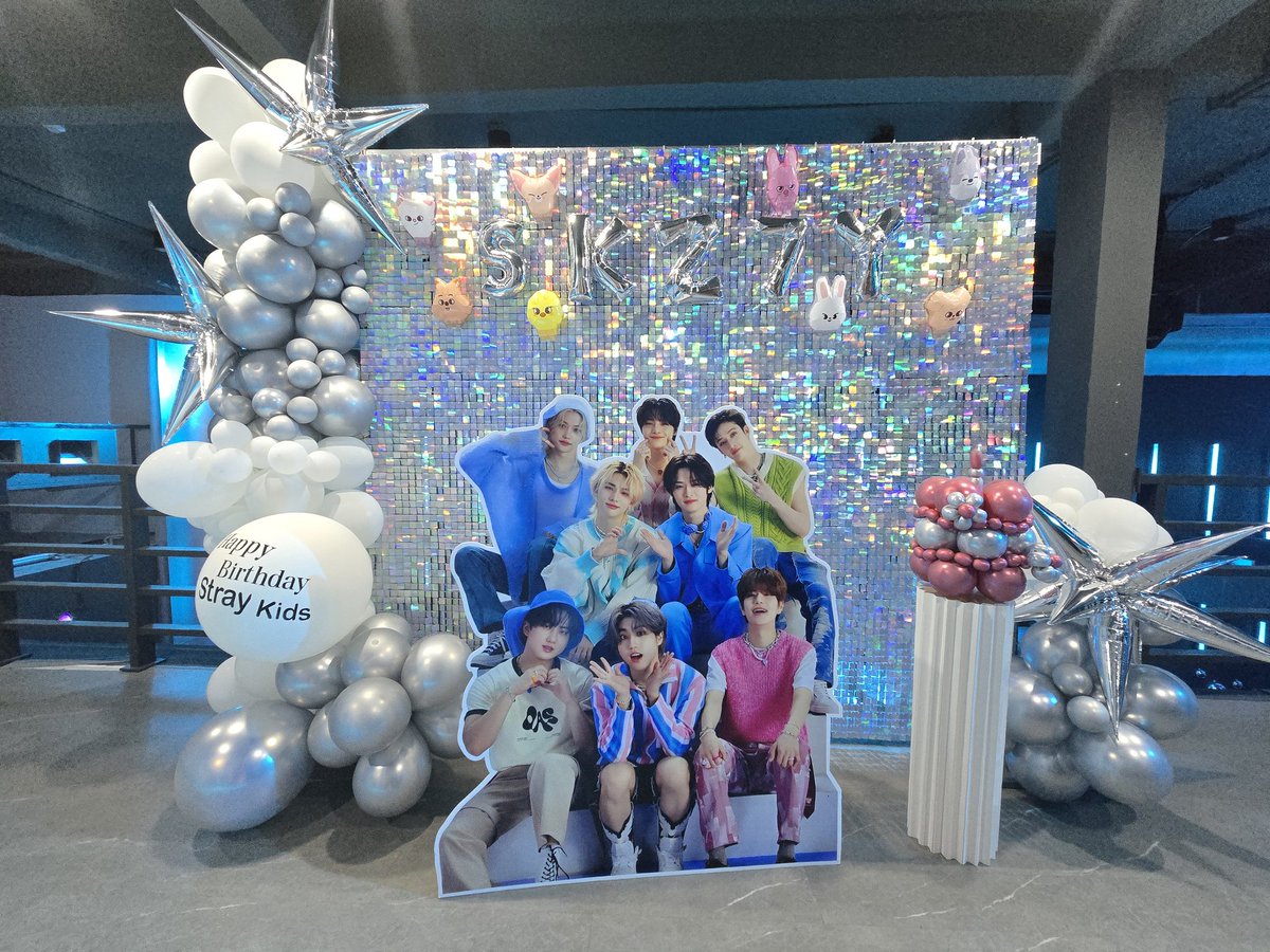 khunzakame's tweet photo. พ้มมางานนี้ทั้ง 3 ปี สนุกจัดๆ มันส์สุดๆ ไม่เคยผิดหวังสักปี ต่อให้ไม่รุ้จักกัน ก็ชนแก้วเต้นกันเต็มที่ เพลงเด็กหลงมันเติมเต็มความสุขเราได้ขนาดนี้เลยแหละ ขอบคุณทีมงานที่ยังจัดปาร์ตี้เด็กหลงอย่างต่อเนื่องนะคะ ปีหน้าก้จะมาอีก (ถ้ากรอกฟอร์มทัน 😅)
#SKZSEVENYearsParty
#THESCLASSPARTY https://t.co/Epy7koZ2vX