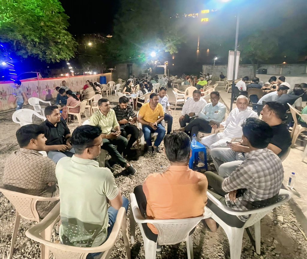 ગુજરાત સરકાર ના મંત્રીશ્રી જગદીશભાઈ વિશ્વકર્મા @MLAJagdish અને વિરાટનગર વોર્ડ ના પ્રમુખશ્રી ધર્મેશભાઈ ગેવરીયા, મનીષભાઈ માટેલીયા, તેમજ અન્ય અગ્રણીઓ સાથે યુવા અગ્રણી વેનિશ પાનસુરીયા ના નિકોલ સ્થિત રોયલ ડ્રાયફ્રુટ આઈસડીશ પર મુલાકાત લઈ ગરમી ની શરુઆતમા નેચરલ ફલેવરયુકત બરફ ની મજા માણી.