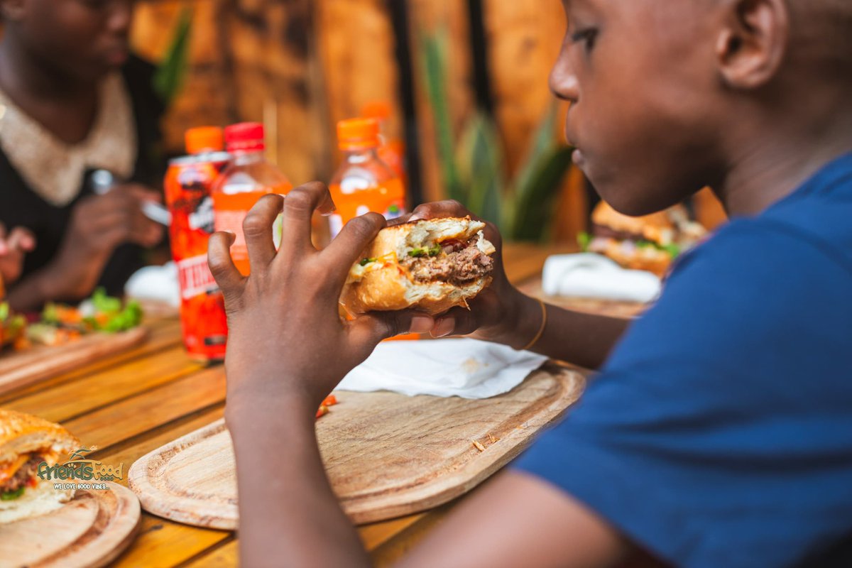 C’est le week-end, le moment de se poser. 
Nos burger c'est du plaisir assuré à chaque bouchée, ou bien ??? 🍔🔥😋