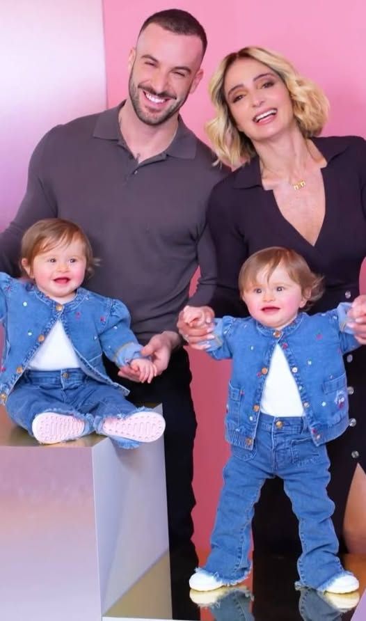 Oggi a Verissimo grande emozione per l’arrivo in studio di Veronica Peparini e Andreas Muller insieme alle loro gemelline. Durante la puntata sono state mostrate, in esclusiva, le immagini della splendida festa organizzata per celebrare sia il battesimo che il primo compleanno