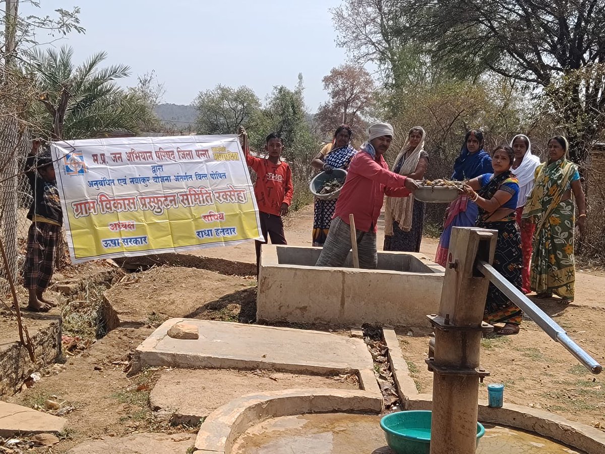 MP_JanAbhiyan's tweet photo. #MPJAP जिला पन्ना द्वारा #WorldWaterDay के अवसर पर जिले के  समस्त विकासखण्डों के आदर्श ग्रामों में नवांकुर संस्थाएं, सीएमसीएलडीपी परामर्शदाता/छात्र, प्रस्फुटन समितियां, ग्रामीण जनों के सहयोग से जल संरक्षण हेतु बोरी बंधान, गोष्ठी, बैठक, रैली श्रमदान कार्यक्रम आयोजित किये गये।
@DrMohanYadav51 @CMMadhyaPradesh @JagdishDevdaBJP @mohanjinagar
@bakullad @MIB_India @deptpesmp @JansamparkMP #EarthHour #SaveOurPlanet #BiggestHourForEarth