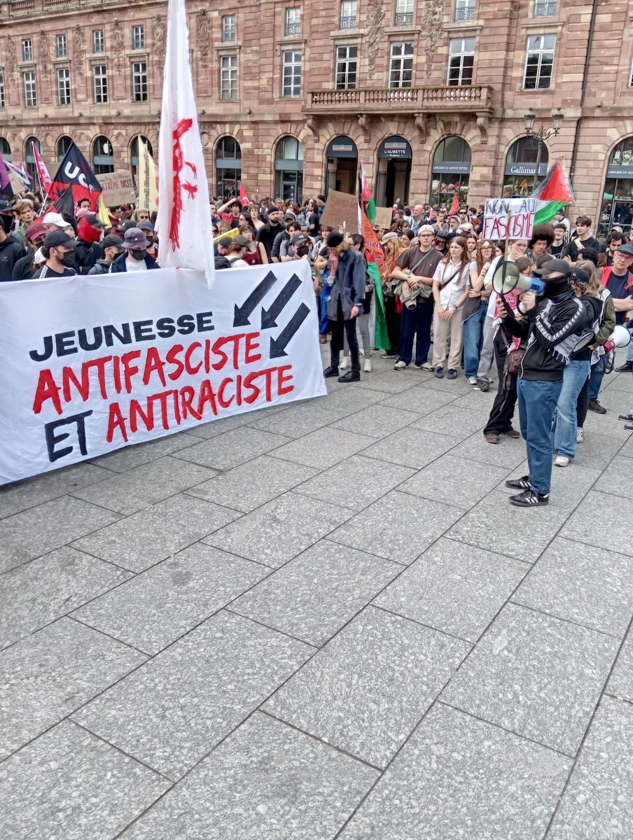 GabrielCardoen's tweet photo. 3000 personnes à Strasbourg pour la manifestation contre le racisme et le fascisme. Le nombre est très bon pour cette date à Strasbourg (500 l'année dernière pr référence) . Le cortège de tête était très dense et jeune avec beaucoup de slogans antifascistes et antiracistes. https://t.co/N4ZZWqmwsF