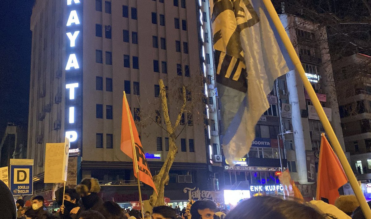 kolektifler's tweet photo. 📍Ankara

Faşizme karşı üniversiteliler sokakta. Direne direne kazanacağız!

#sokağa https://t.co/47TfXIJf6q