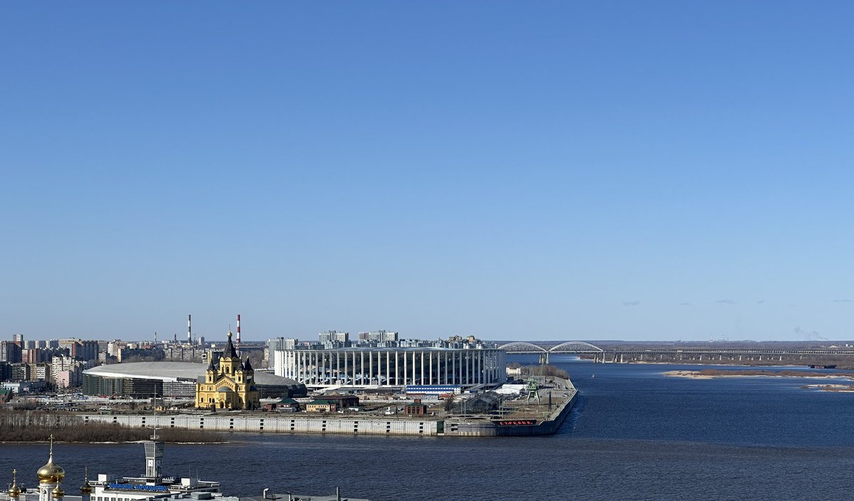 Сегодня за полтора часа обошел стену Нижегородского кремля. Вообще всё классно в НН. Нравится.