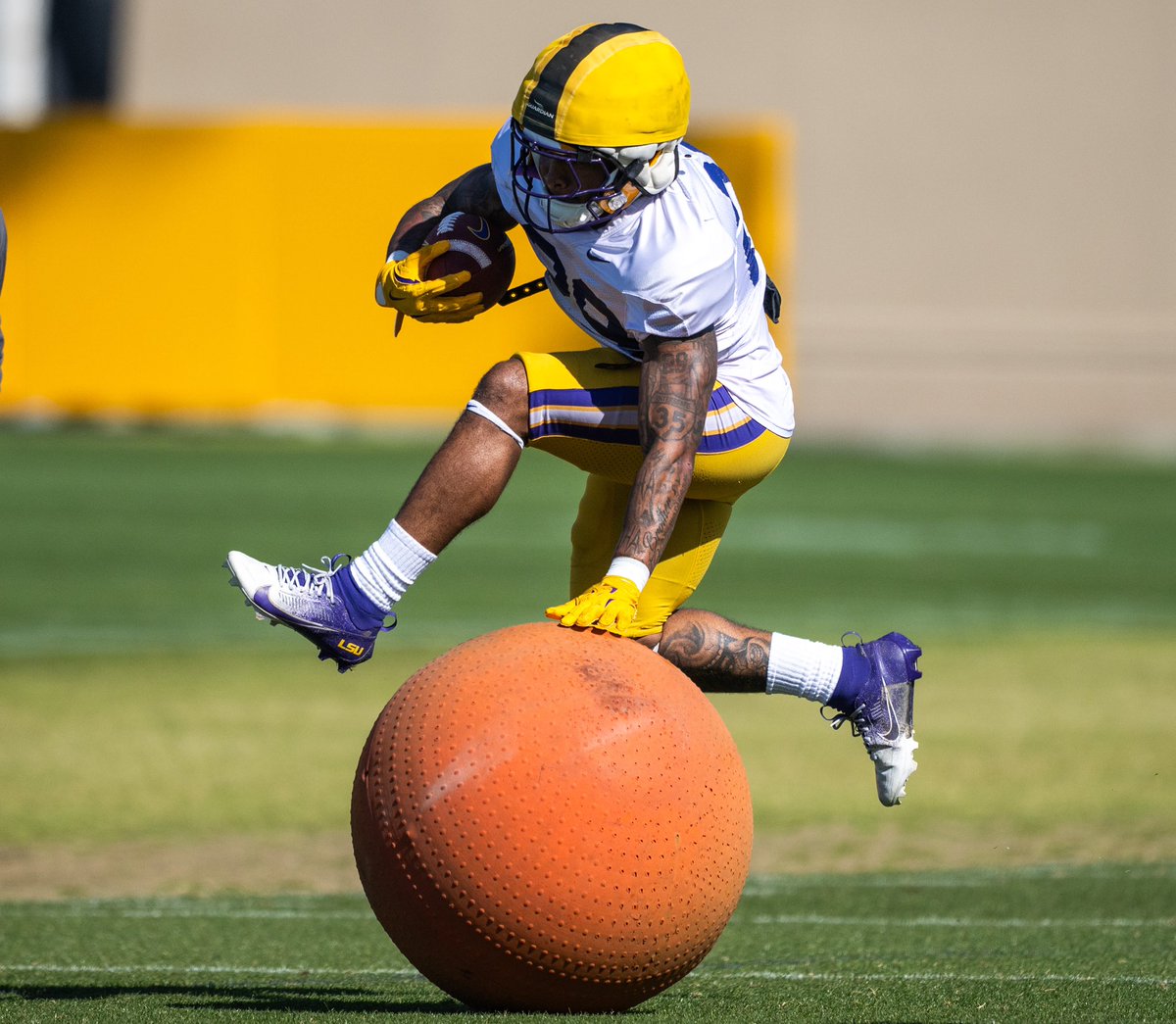 mjohnsonphoto's tweet photo. Started the day with @LSUfootball spring practice. 📸’s are up on @theadvocatebr #PHOTOS #photooftheday #nikoncreates #nikonz9 #LSU #ncaafootball #photography #thepath
https://t.co/dmXPVk1sqE https://t.co/OjO8ES1luL