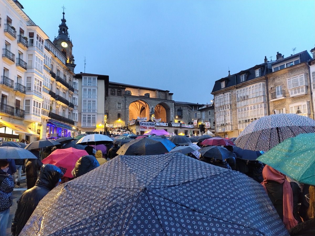 Jendea asko bildu gara gaurkoan Gasteizen lurraren defentsan.
Horrela  Bai!