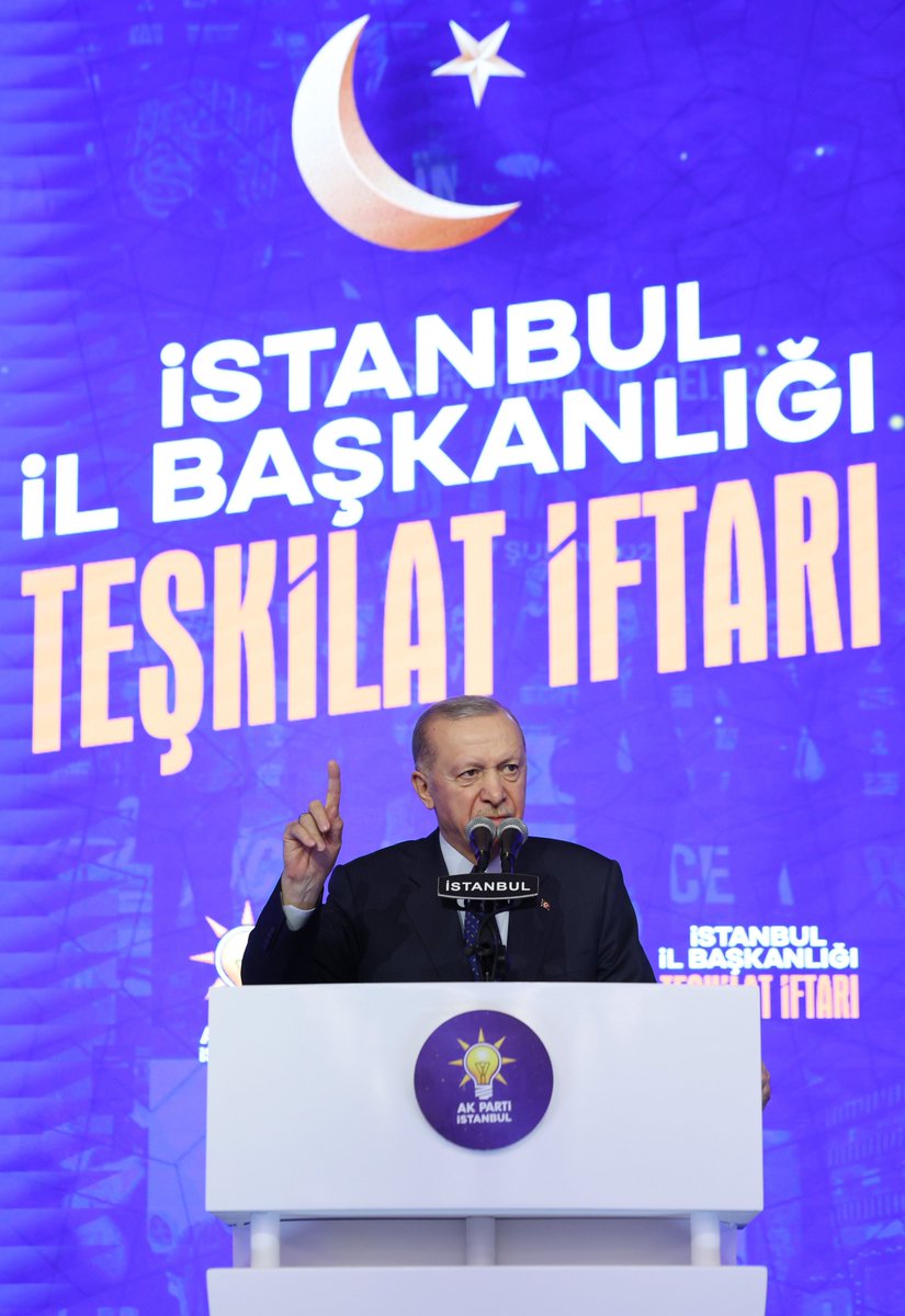 RTErdogan's tweet photo. Ramazan’ın 22’nci iftarını İstanbul İl Başkanlığımızın kıymetli neferleriyle, değerli dava ve yol arkadaşlarımla birlikte yaptık.

İftar soframızı teşrif eden her bir kardeşime yürekten teşekkür ediyorum.                                                                            

AK Parti olarak her zaman Ramazan ayını layıkı veçhile geçirmeye gayret ettik.

Genel Merkeziyle, Kadın ve Gençlik Kollarıyla, il, ilçe, belde teşkilatlarıyla ve elbette belediyeleriyle Türkiye genelinde hepimiz sahadayız.

Kalan günleri de en verimli şekilde değerlendirerek inşallah bu Ramazan’ı hakkını vermiş olarak tamamlayacağız.

Bayramda da yine milletimizle beraber olacak, gönüllere dokunacağız.

Bizler millete sevdalanmış bir kadroyuz.

Her birimiz aziz milletimizin hizmetkârıyız.

Allah ömür ve imkân verdikçe hepimiz bu görevimizi en iyi şekilde yerine getirmenin çabasında olacağız.

Kırarak, dökerek, dışlayarak değil; gönüller kazanarak ilerleyeceğiz.

Kamplaşmayı körükleyen, kutuplaşmayı derinleştiren değil; kucaklaşmayı, muhabbeti, konuşmayı ve kardeşliği yücelten tarafta yer alacağız.

Muhalefet ne yaparsa yapsın biz sağduyuyu, sabrı ve sükûneti hiçbir zaman terk etmeyeceğiz.