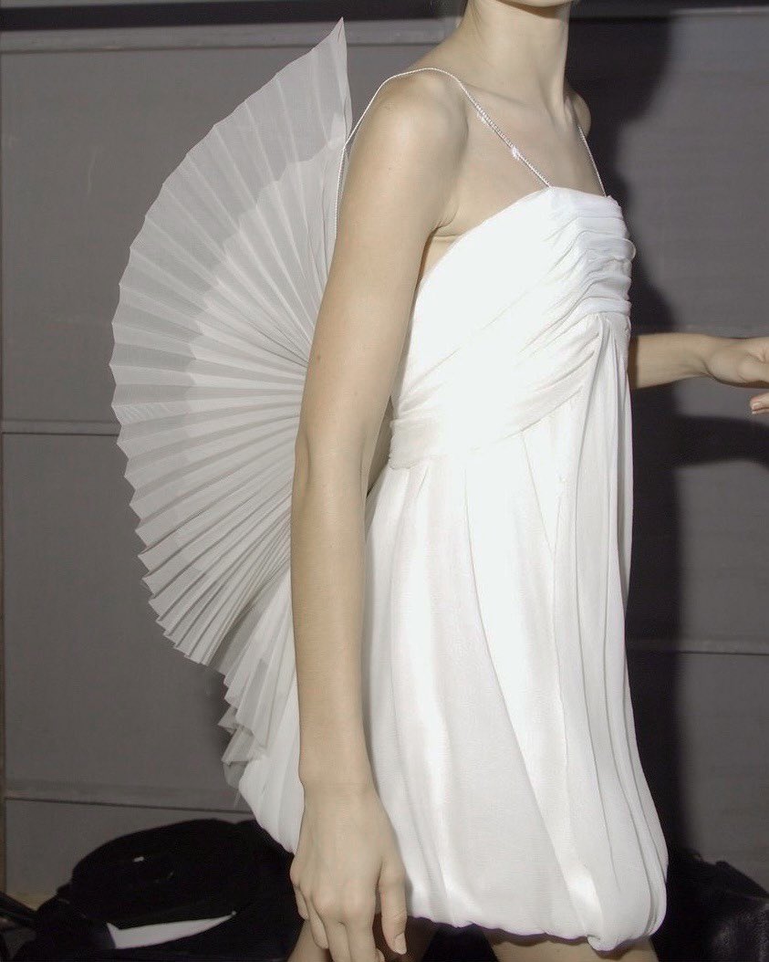 glirttery's tweet photo. a fallen angel https://t.co/i7iaM1r1xC