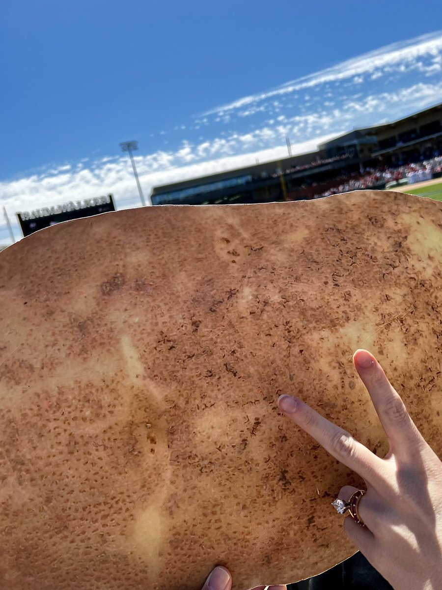 Might have snuck out to watch a ballgame today…don’t tell anyone…😉😉#sneakytators #eatyourtators #tatersgonnatate #razorbackbaseball #thisisbaseball #hogsvgamecocks #game2 #wps #gohogs #secnetwork #espn #ohmahogs
