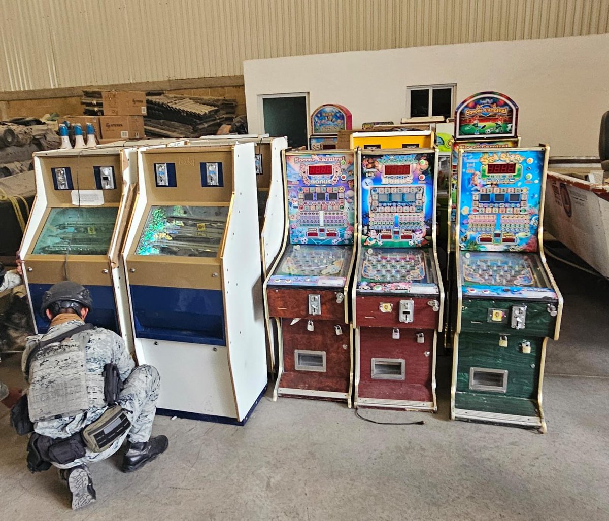 En operativo para evitar el financiamiento de actividades ilícitas, aseguramos 52 máquinas tragamonedas en 24 comercios de #León.

Coordinación entre <a href="/pazgobgente/">Secretaría de Seguridad y Paz</a>, <a href="/FGRMexico/">FGR México</a>, <a href="/Defensamx1/">@Defensamx</a>, <a href="/GN_MEXICO_/">Guardia Nacional</a>, <a href="/SSPCMexico/">Secretaría de Seguridad y Protección Ciudadana</a>, <a href="/FGEGUANAJUATO/">Fiscalía General del Estado de Guanajuato</a> y el Centro Nacional de Inteligencia.

#CONFIA