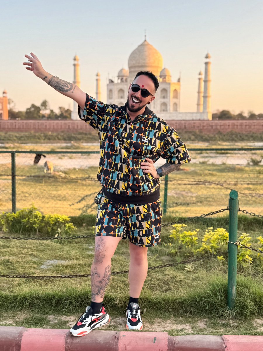 Watching the sunset at the Taj Mahal. What a special moment. 💛💙🧡