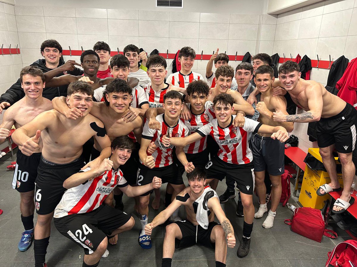 📣 OFICIAL | El Logroñés logra la permanencia matemática en División de Honor, máxima categoría del fútbol juvenil. 👏🏻

📷 Foto de vestuario tras el triunfo ante la Txantrea. 🍍

#CanteraUDLog
