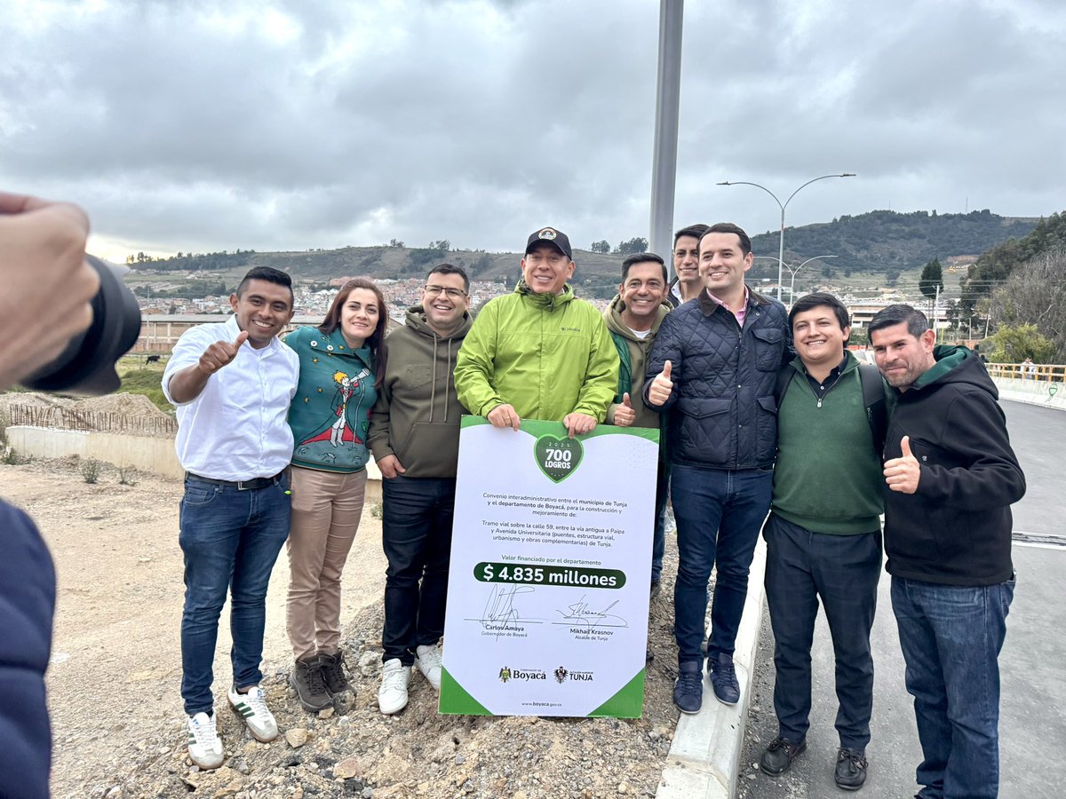 ingwilmerc's tweet photo. Nos alegran las buenas noticias para la capital #Tunja Acompañamos al Gobernador @CarlosAmayaR a la firma del convenio entre la @GobBoyaca y la Alcaldía de Tunja para culminar el tramo vial de la calle 59, una obra vial estratégica que conecta la plaza de mercado del norte con la avenida Universitaria. 🛣️🏫

Nos llena el corazón acompañar estos anuncios que nos benefician en materia de movilidad a los tunjanos y a los boyacenses. 

¡Tunja con conectividad vial, Vamos Pa’lante! ✊🏼💚