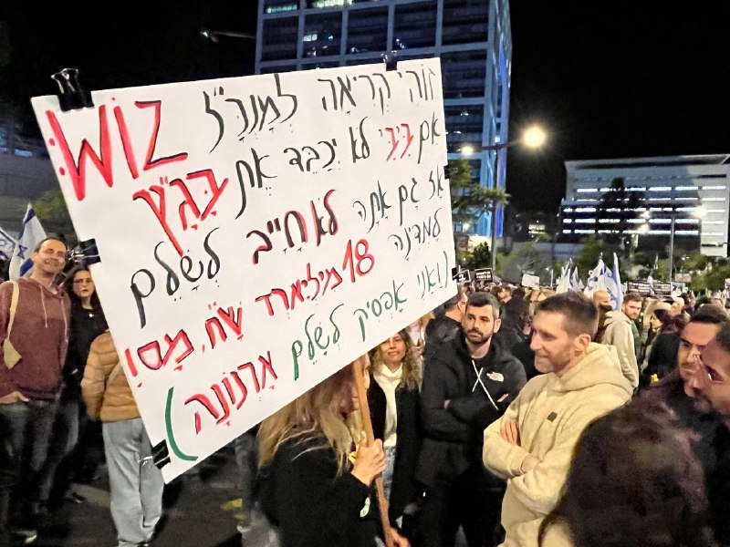 היזם אסף רפפורט, שחברתו נמכרה לגוגל ב-32 מיליארד דולר, הגיע הערב למחאה בדרך בגין ועצר לדבר עם מפגינה שהניפה שלט שקרא לו לא לשלם מסים אם רה"מ נתניהו לא יכבד את פסיקת בג"ץ
<a href="/AmalyaDuek/">עמליה דואק</a> 

צילום: ליאור נגרין
