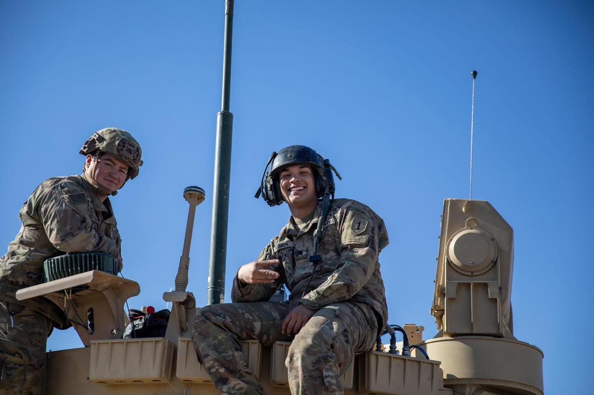anubis_rayw0yf's tweet image. Training at the National Training Center isn’t easy, but good battle buddies make all the difference. Pushing limits and building bonds that last a lifetime. Tell us about your battle buddies from NTC in the comments below. #DutyFirst #BigRedOne
