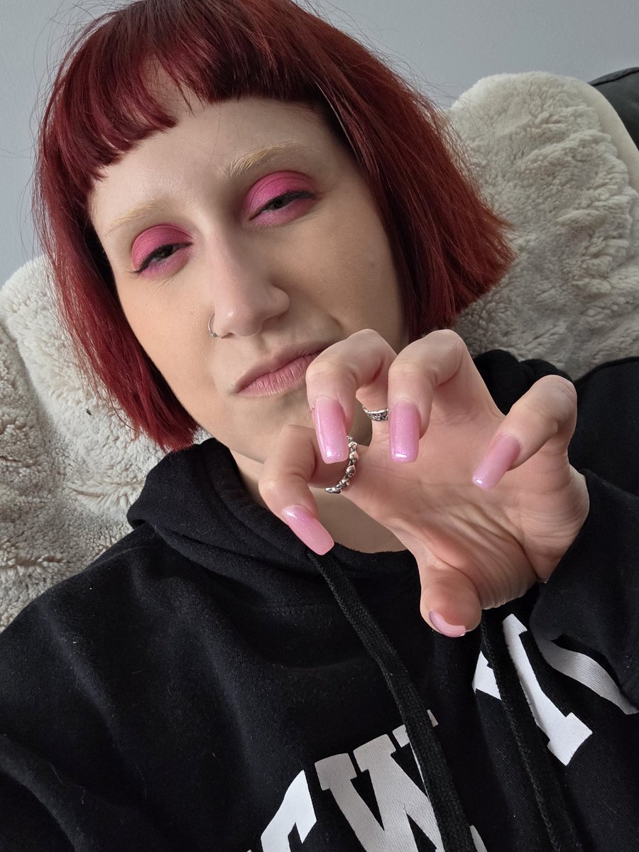 Zerotwo121's tweet image. a rare post of my face but i've never felt more like myself &amp;amp; pretty with my red, micro banged, short hair &amp;amp; bleached brows ❤️🩷✨️

#shorthair #microbangs #red #bleachedbrows #feelingmyself