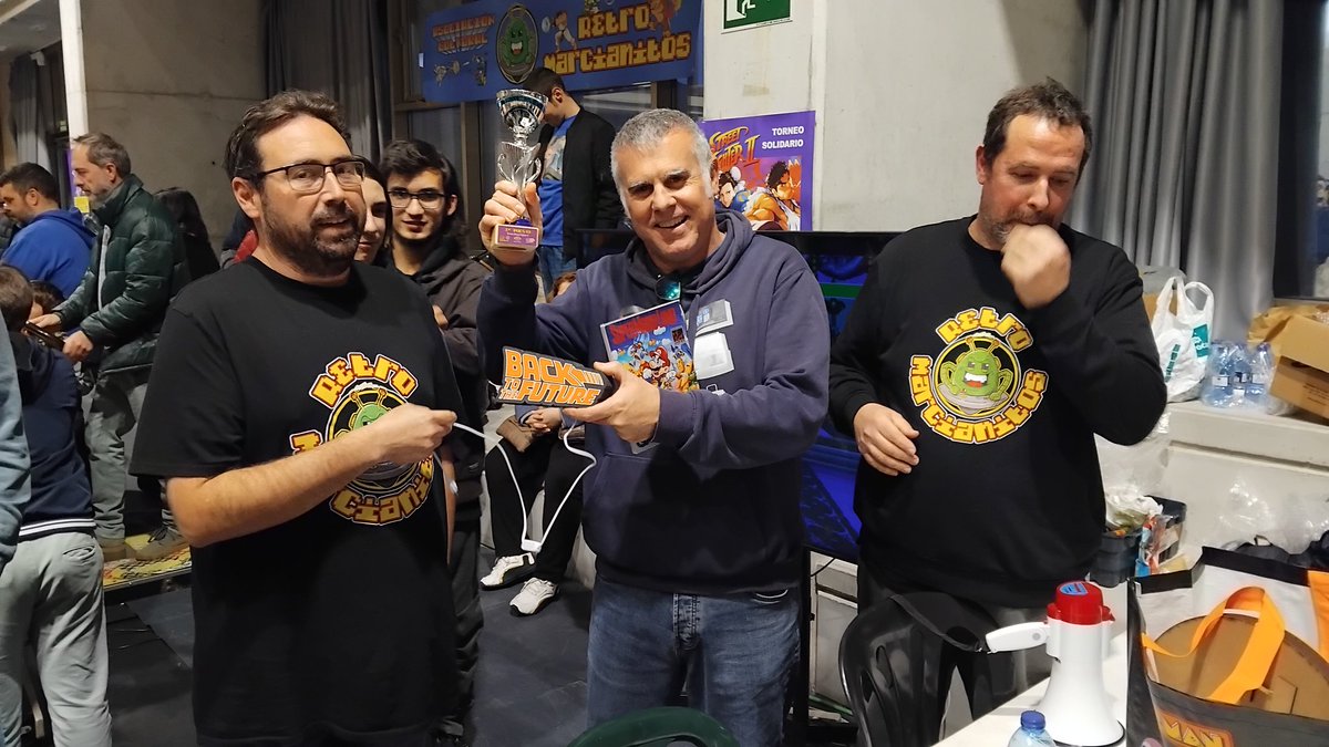 Gran torneo de #Estrifa en la <a href="/RetroweekendA/">retroweekendAlcoi</a> a cargo de los amigos de la asociación <a href="/RMarcianitos/">Retro Marcianitos</a>. Enhorabuena a Marcos Alcalá, justo ganador con Gulie. Jorri Sepulcre con Ken segundo, y un servidor con Bison tercero, lo que no está nada mal contra estos fenómenos.