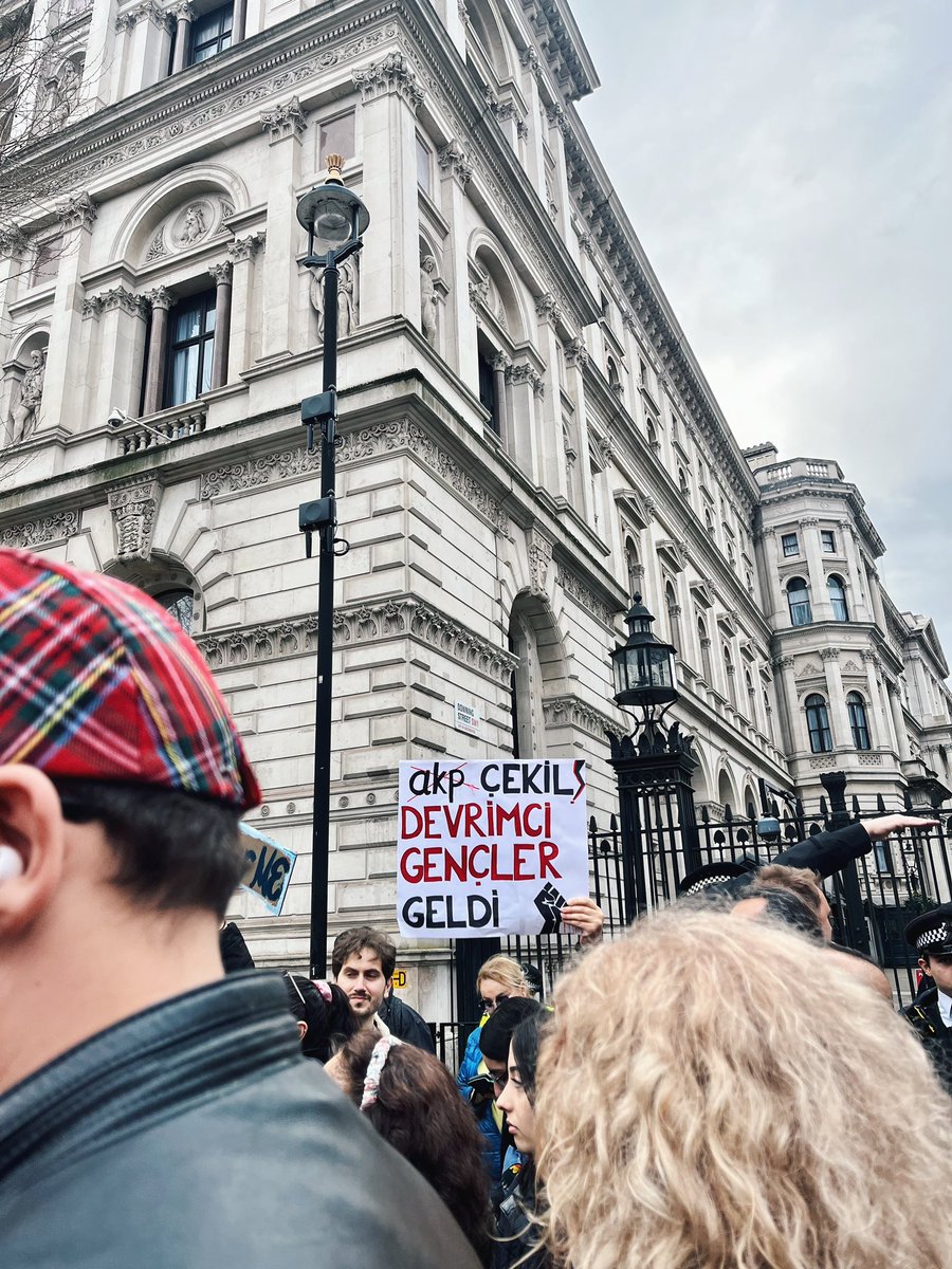 minelyicoz's tweet photo. #YaHepBeraberYaHiçBirimiz 
📍Londra❤️ https://t.co/yN45b5FjET