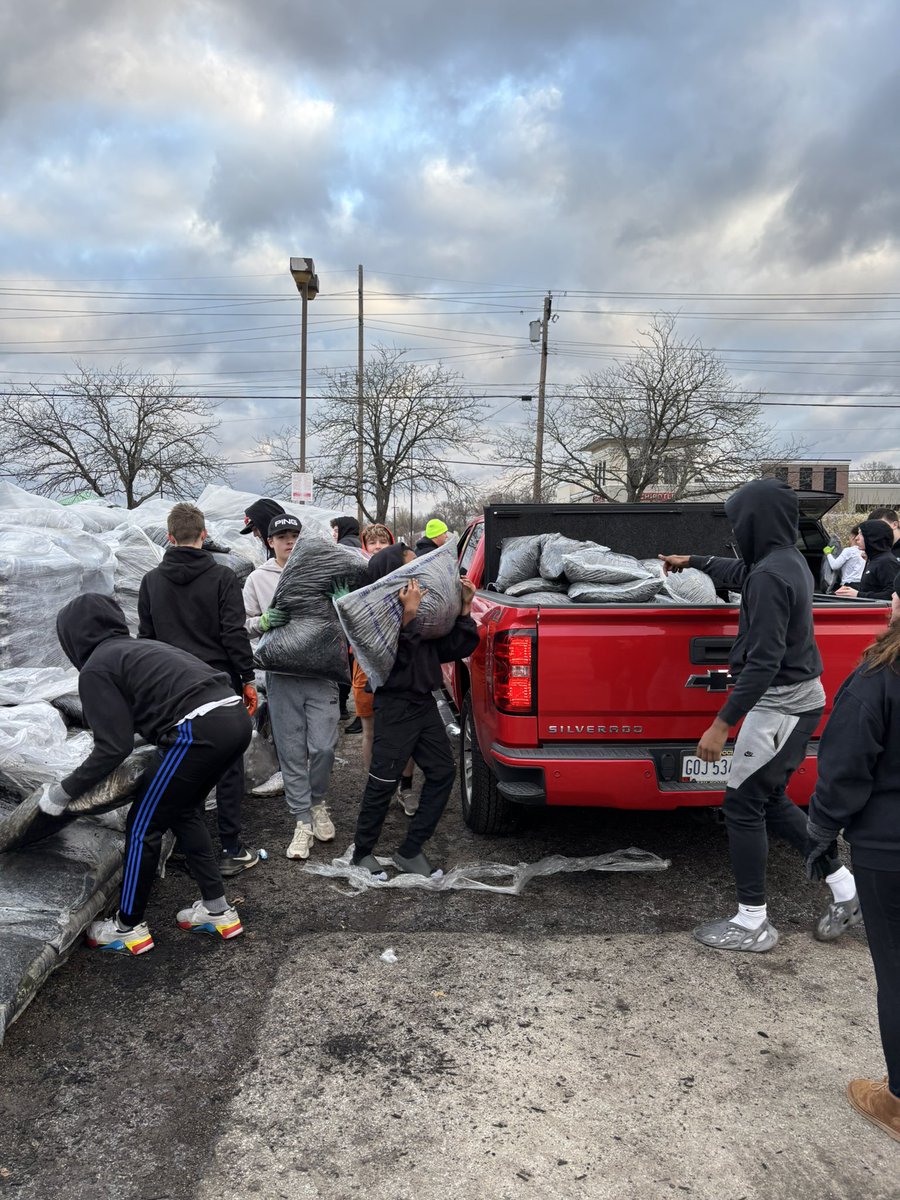 ‼️Mulch Day has come to an end‼️
On behalf of the TD Club, we want to thank all the volunteers, players, and coaches that helped make today AMAZING!! 

Most importantly, on behalf of the program, we THANK every one of you for supporting the best football team around 🧡🖤🏈