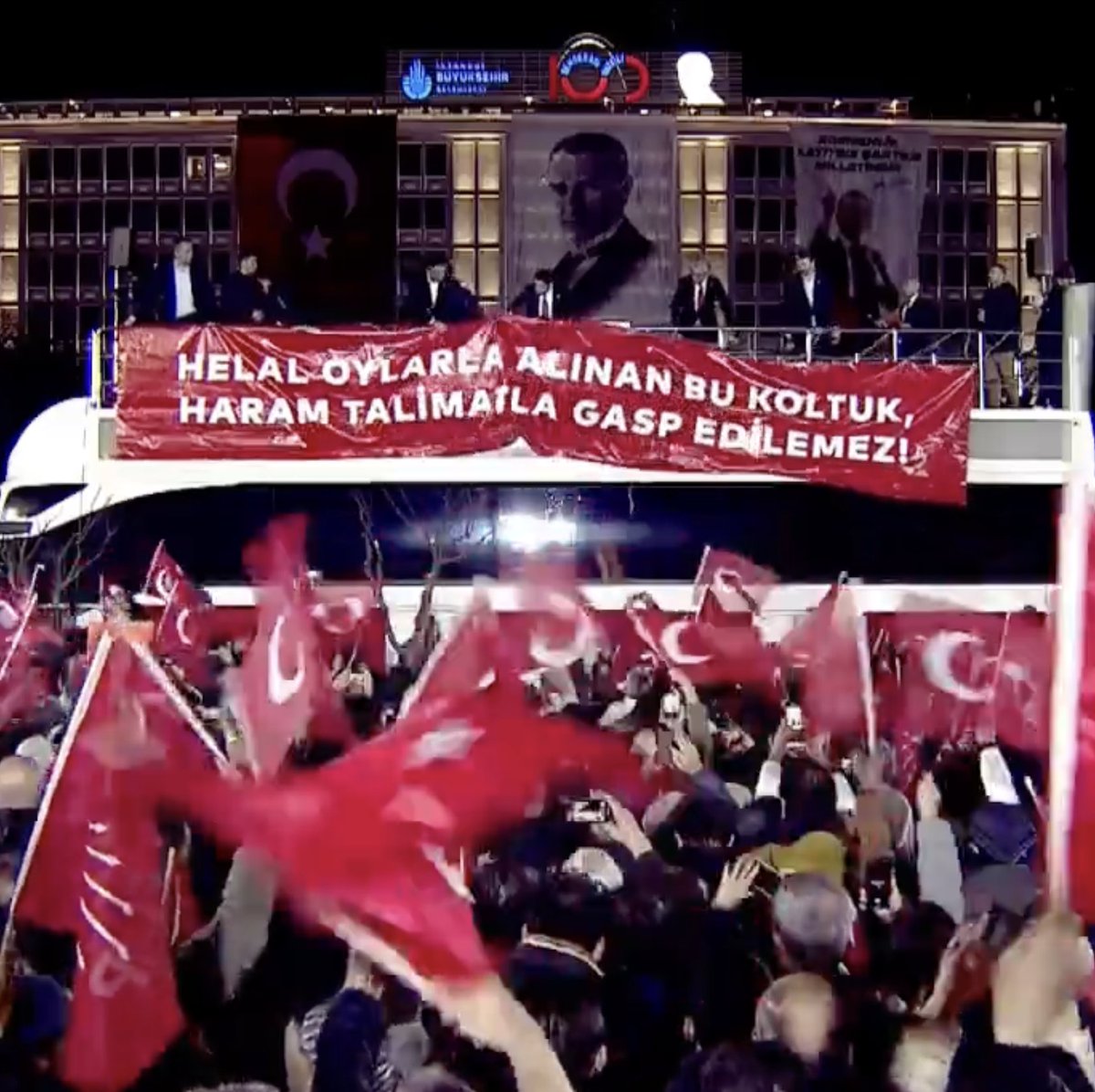 bpthaber's tweet photo. Saraçhane'de açılan pankart:

"Helal oylarla alınan bu koltuk, haram talimatla gasp edilemez!" https://t.co/8Y6nw8hOBH