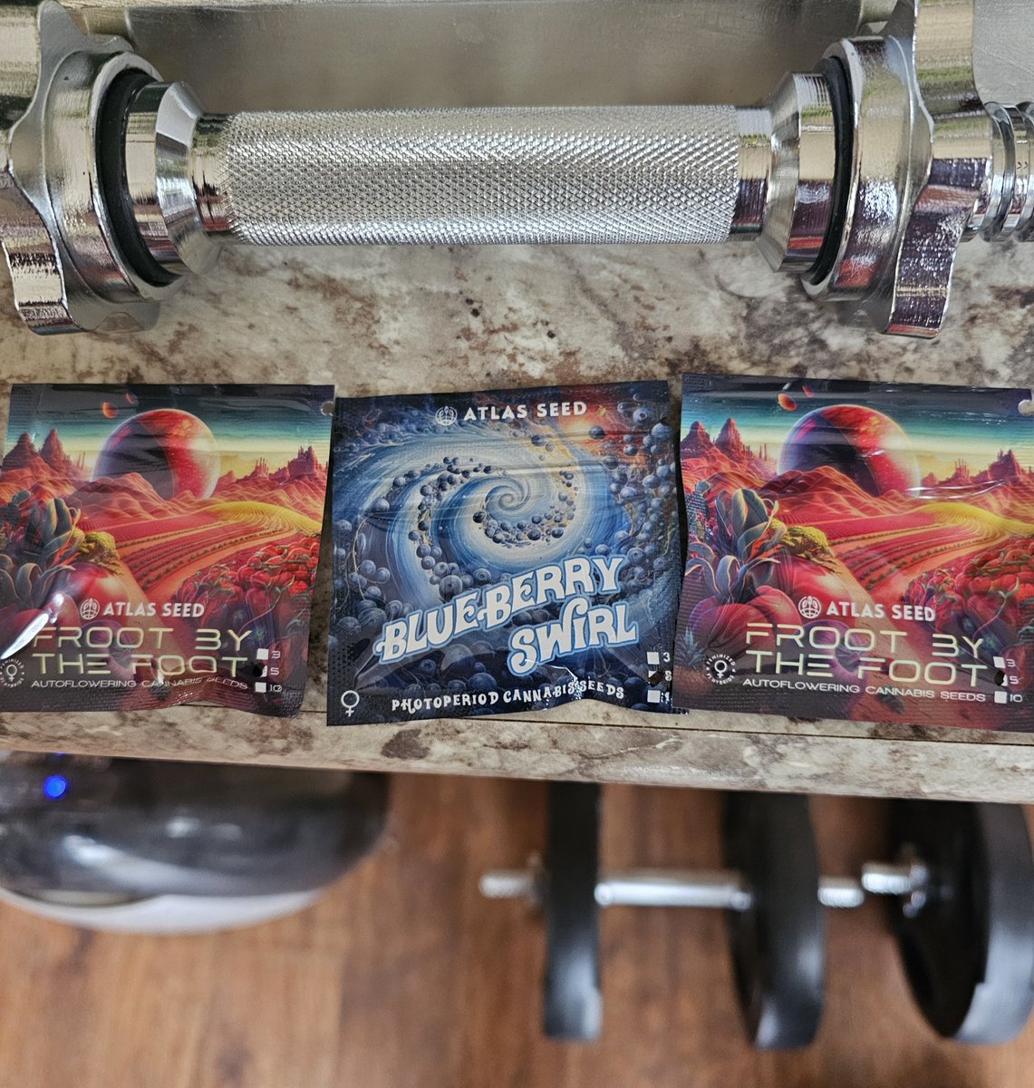 Rob222420's tweet photo. Almost that time of year again...... couldn't pass up the BOGO deal on the Froot By The Foot at the local grow shop. 5 packs which always have 2 extra beans....21 seeds for under $100. 💪
#AtlasSeed https://t.co/wOCCEySvuB